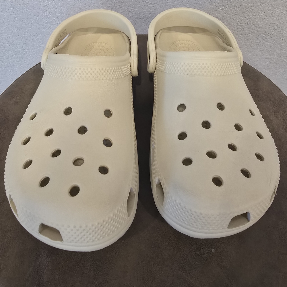 Crocs Cream Size J6 Clogs